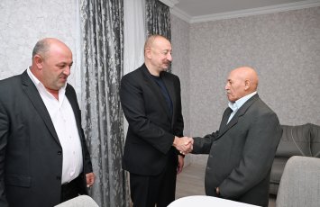 Ильхам Алиев посетил поселок Гырмызы Базар