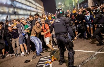Полиция Испании применила силу против протестующих на 