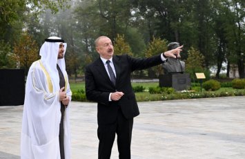 Prezidentlər güllələnmiş heykəllərə baxıblar - FOTOLAR