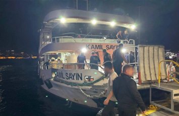 İstanbul boğazında sərnişin bərəsi yük gəmisi ilə toqquşub