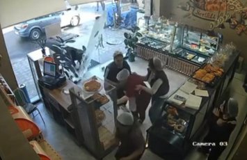 İnək şirniyyat mağazasına hücum çəkdi - Yaralı var+Video