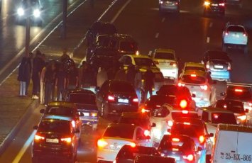 Olimpiya Stadionunun yaxınlığında yol qəzası olub, sıxlıq yaranıb - FOTO