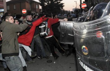 В Милане при столкновениях с протестующими пострадали 60 полицейских