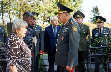 Kərim Vəliyev Belarusda Azərbaycanın Milli Qəhrəmanının anası ilə görüşdü – FOTOLAR