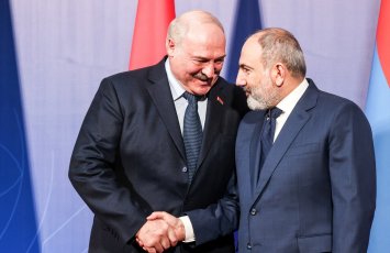 Пашинян и Лукашенко пожали друг другу руки, несмотря на напряженность в отношениях