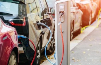 Elektromobil və hibrid avtomobillərin şarj məntəqələrində qanunsuz parklanma - VİDEO