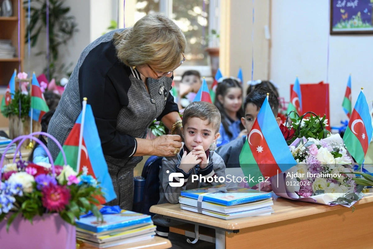 В связи с Днем учителя награждены сотни педагогов