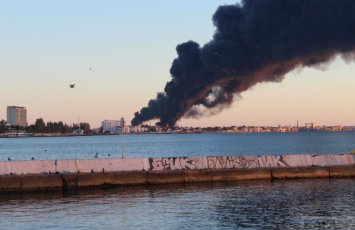 Крупный нефтяной терминал в Крыму все еще горит