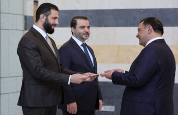 Ermənistan səfiri etimadnaməsini Əhməd əl-Şaraaya təqdim edib