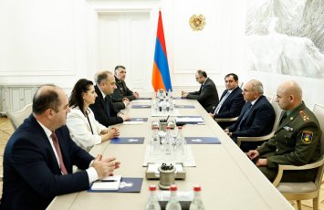 Gürcüstanın müdafiə naziri Paşinyanla regional sülhü müzakirə edib