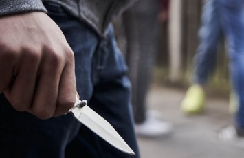 В Билясуваре 45-летний мужчина получил ножевые ранения