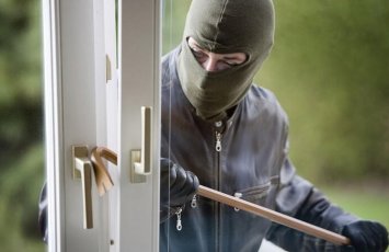 Neftçalada şəhid anasının evinə basqın etdi, sırğalarını istədi, yas pulunu aldı – MƏHKƏMƏ