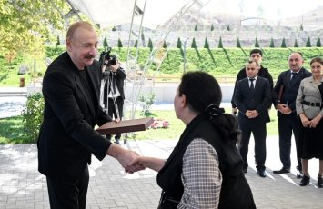 Президент Ильхам Алиев вручил жителями села Хоровлу ключи от квартир-ФОТО