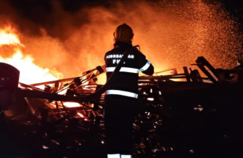 Bakıda taxtalar yığılan ərazidə yanğın söndürülüb - VİDEO - YENİLƏNİB