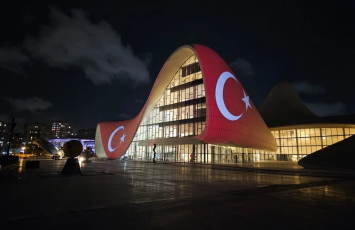 Heydər Əliyev Mərkəzi Türkiyə bayrağı ilə proyeksiya olunub - FOTO