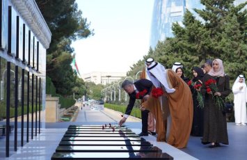 BƏƏ-nin Federal Milli Şurasının sədri Fəxri xiyabanı və Şəhidlər xiyabanını ziyarət etdi - FOTO