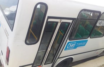 Şəkidə sərnişin mikroavtobusu ağaca çırpıldı