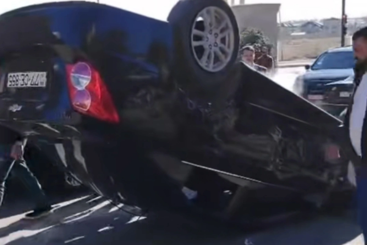 Sumqayıtda avtomobil işıq dirəyinə çırpılaraq aşıb