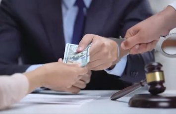 В Гусарском районе задержан чиновник, вымогавший взятки у сельчан