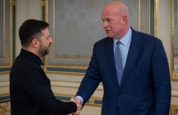 Посол США при НАТО впервые посетил Украину