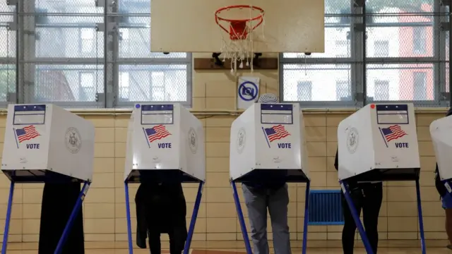 Миллионы избирателей в Нью-Йорке выбирают мэра