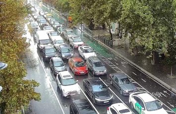 В Баку на 14 улицах и проспектах затруднено движение транспорта