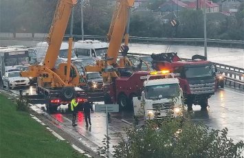 Перевернувшийся грузовик вызвал затор на Зыхском шоссе в Баку