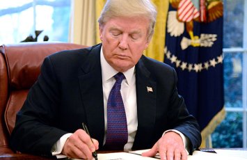 В США заседание с участием Трампа прервалось из-за обморока одного из участников