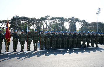 Türkiyə hərbçiləri hərbi paradda tribuna önündən keçib