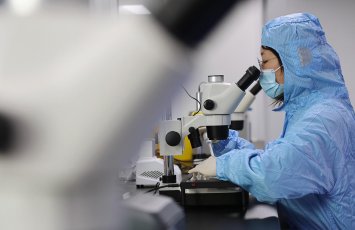 Çin uzunömürlülük eliksiri üzərində İŞLƏYİR