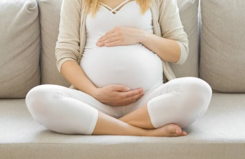 Britaniyada körpə ana bətnində əlini itirib