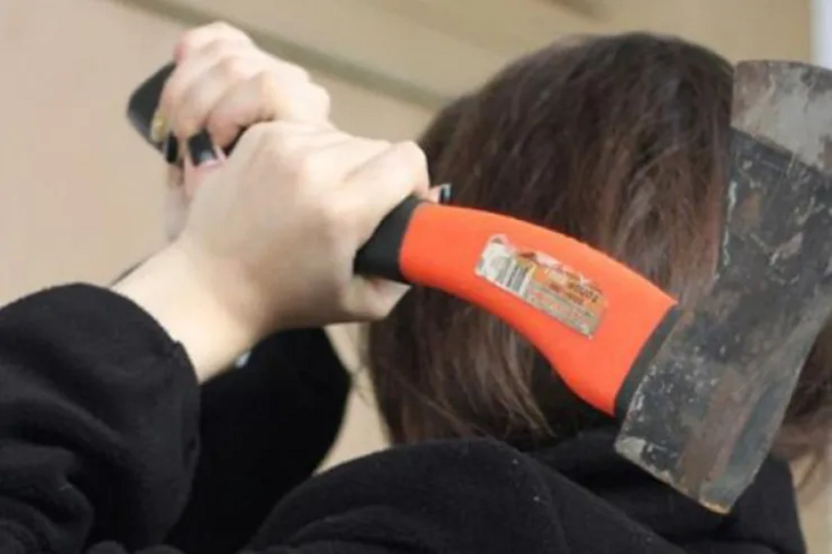 В Губе 43-летняя женщина ударила топором родственника