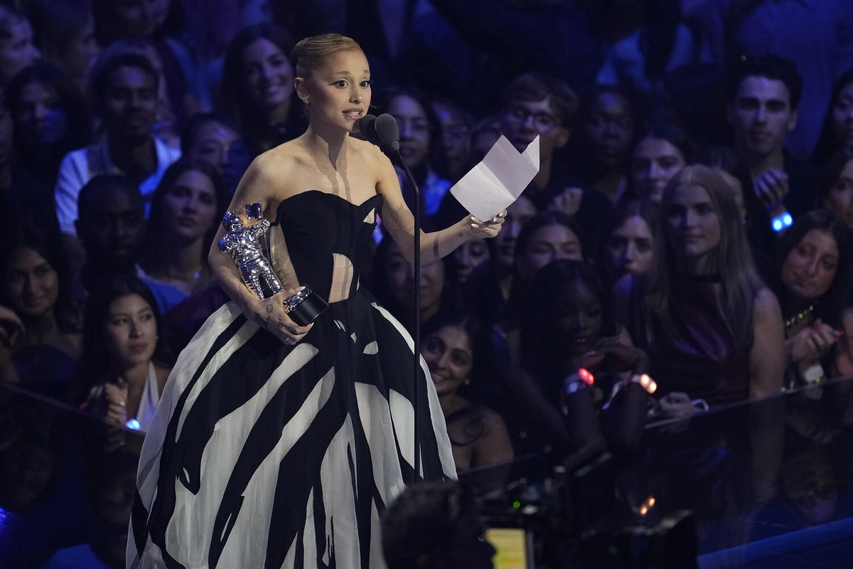 На Ариану Гранде напали в Сингапуре: певица была потрясена случившимся-ВИДЕО