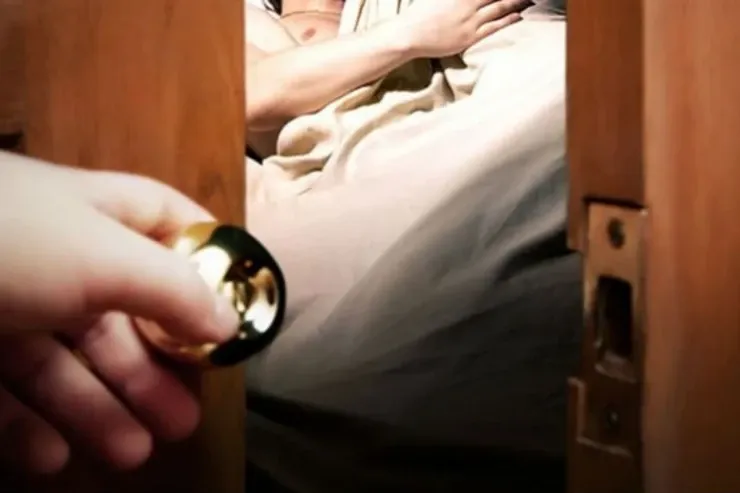 Həmkəndlisinin arvadı ilə tutulan kişi həbs olundu - Sabirabadda ŞOK OLAY