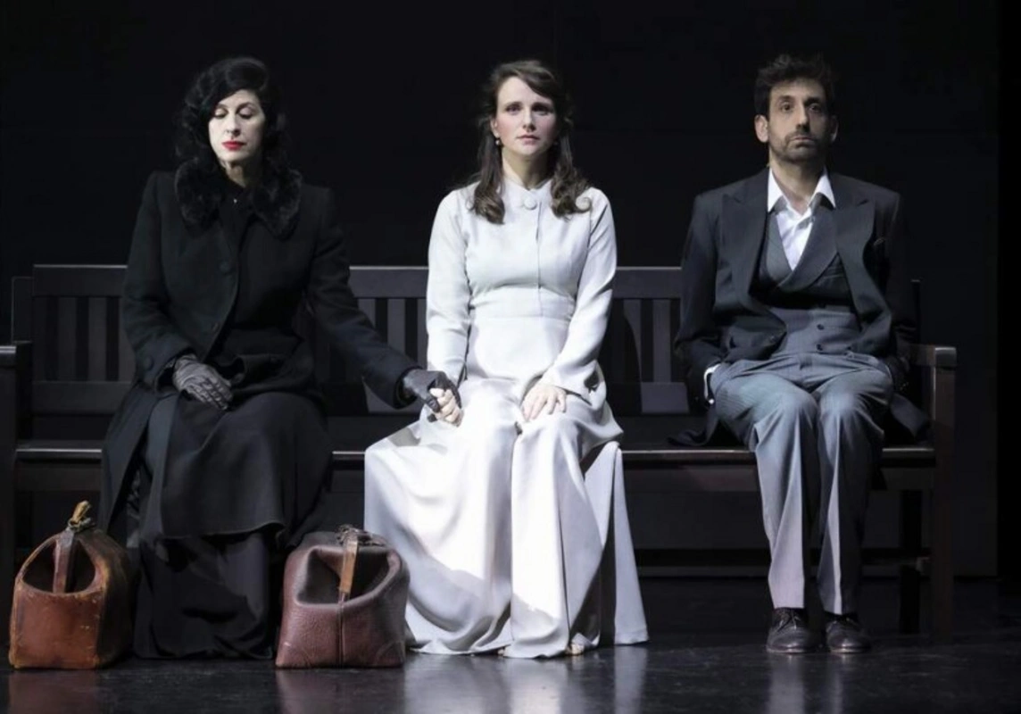 Директор театра 