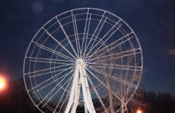 В Японии 20 человек на девять часов застряли на колесе обозрения