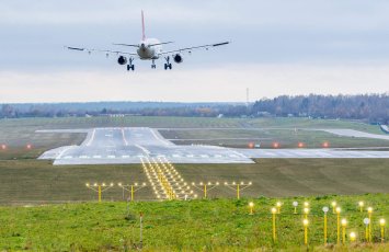 Вильнюсский аэропорт закрыт из-за выкатившегося самолета