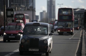 Власти Британии введут налоги на особняки и такси