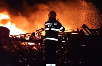 Salyanda mağaza yandı