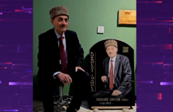 Sağ ikən özünə “QR kod”lu başdaşı düzəltdirdi