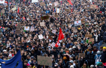 Almaniyada minlərlə məktəbli yeni hərbi xidmət qanununa etiraz edib