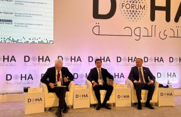 Hikmət Hacıyev Dohada Armen Qriqoryanla müzakirələr apardı - FOTO