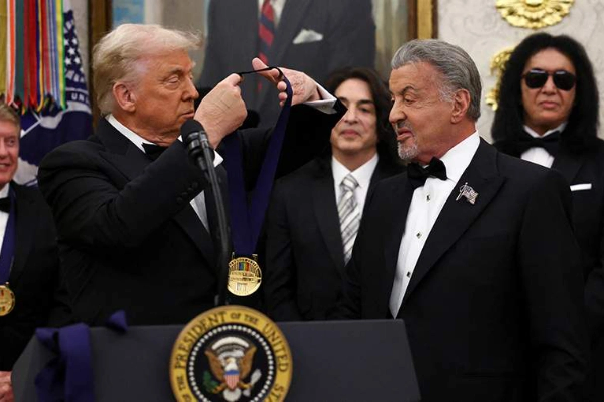 Tramp Silvestr Stalloneyə medal təqdim edib