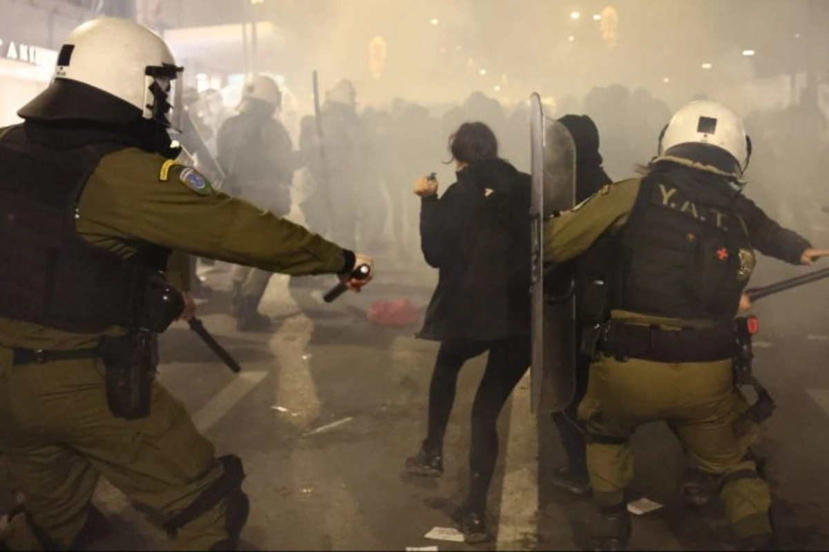 Polislə etirazçılar arasında toqquşma: Onlarla insan saxlanıldı