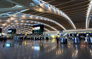 Londonun hava limanında oğrular 21 nəfərə XƏSARƏT YETİRDİ