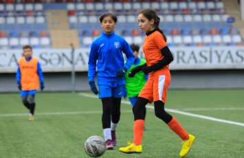 Qız futbolçular oğlanlarla eyni meydanda mübarizə aparacaq - AFFA-dan yenilik
