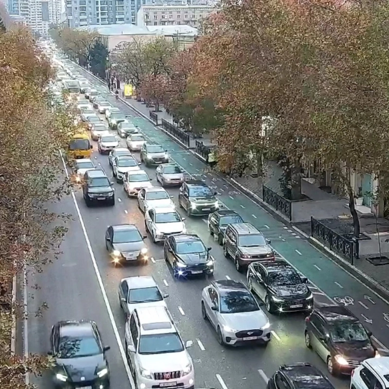 Paytaxtın bu yollarında sıxlıq var - SİYAHI