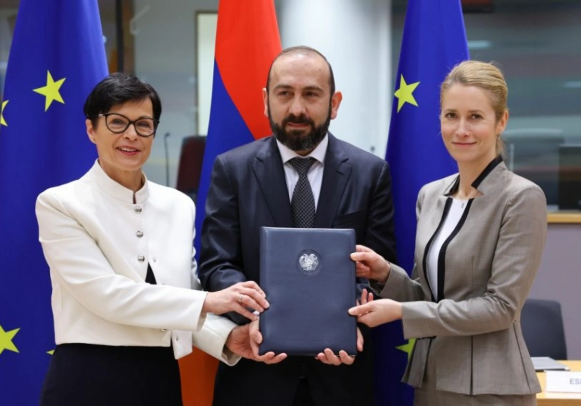 Sözləri və əməlləri bir deyil: 