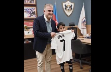 VİP-də yer ayrılsa da, azarkeşlərlə birgə izlədi