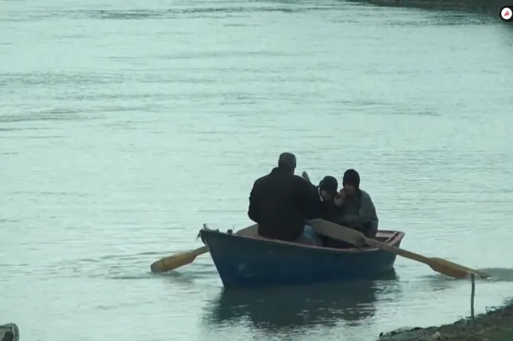 Azərbaycanın bu adasında uşaqlar dərsə qayıqla gedir - VİDEOREPORTAJ